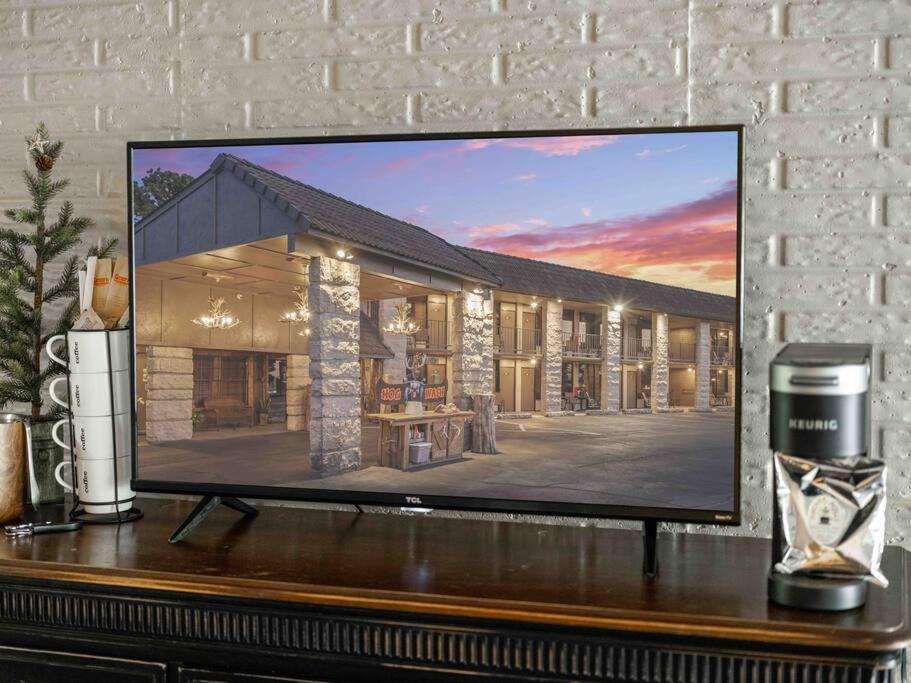 Stonegate Lodge King Bed Wifi Roku Tv Salt Water Pool Room #203 Eureka Springs Luaran gambar